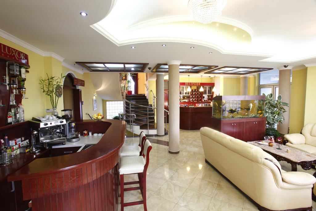 Hotel Luxor Suto Orizari Exterior photo