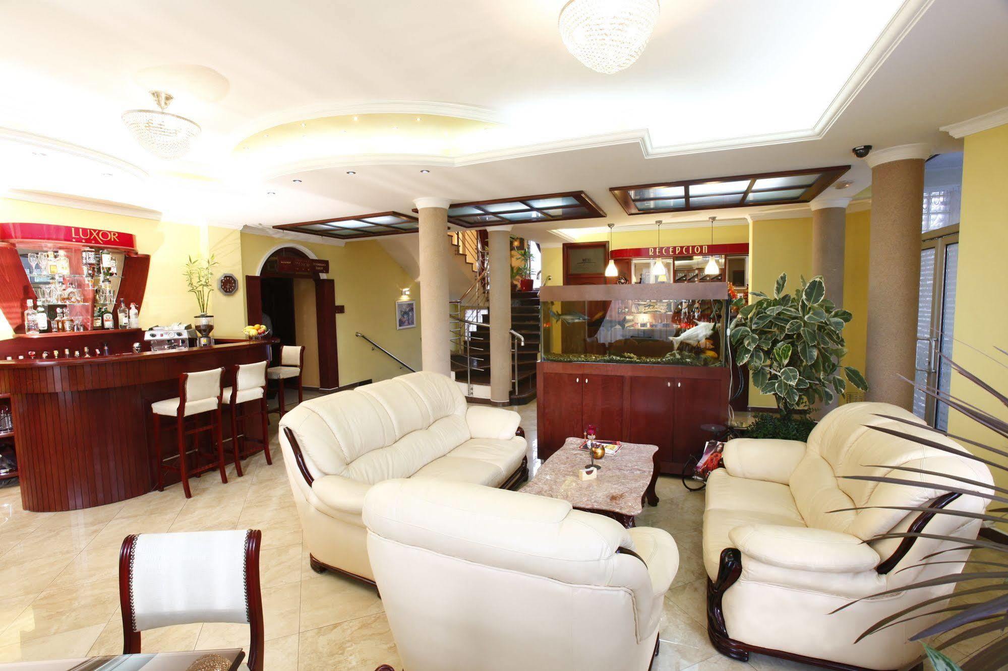 Hotel Luxor Suto Orizari Exterior photo